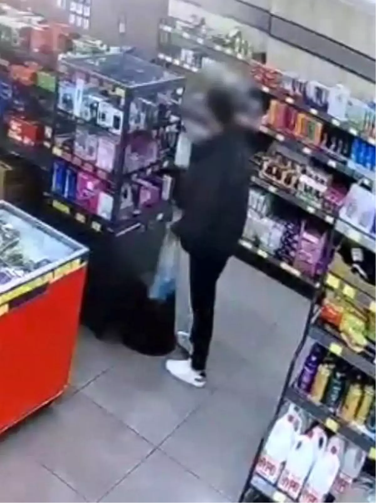 Esenler'de bir zincir markette hırsızlık: Vitrindeki cep telefonunu böyle çaldı