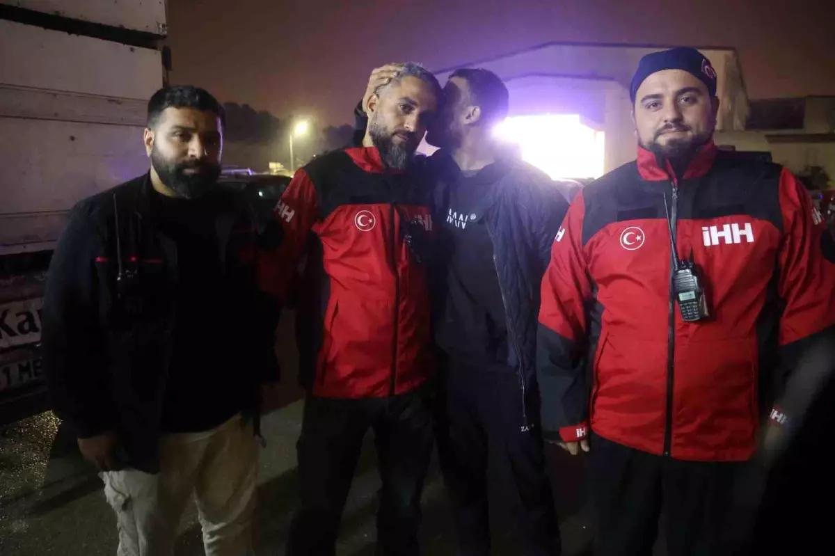 Evladını bulan arama kurtarma görevlisinin alnından öpen baba: "Oğluma bunu yapan caninin en ağır cezayı a...