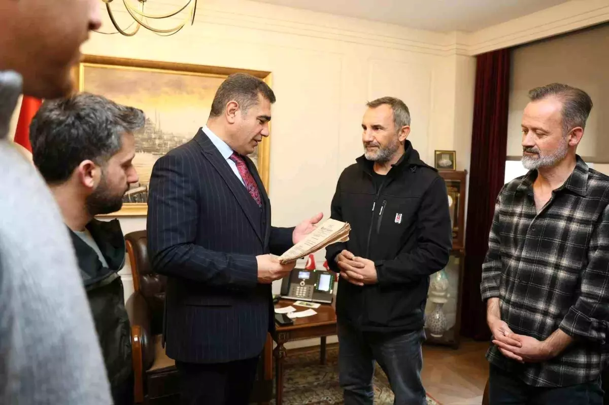 Gazeteciler, Düzce'nin il olduğu günün Resmi Gazetesi'ni Vali Aslan'a hediye etti