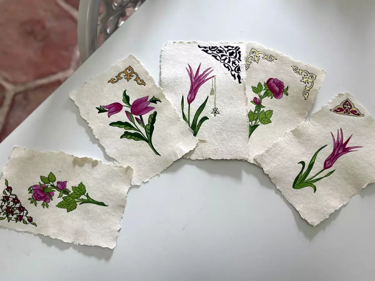 Geleneksel el sanatı Edirnekari'yi kendi ürettiği kağıtlara işliyor