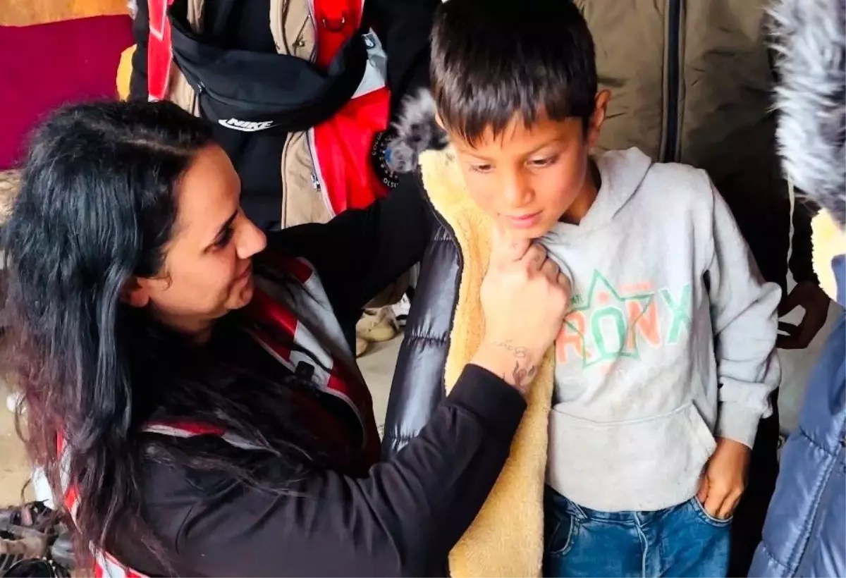 İstanbullu gönüllülerden Şanlıurfa'daki çocuklara hediye bot ve mont