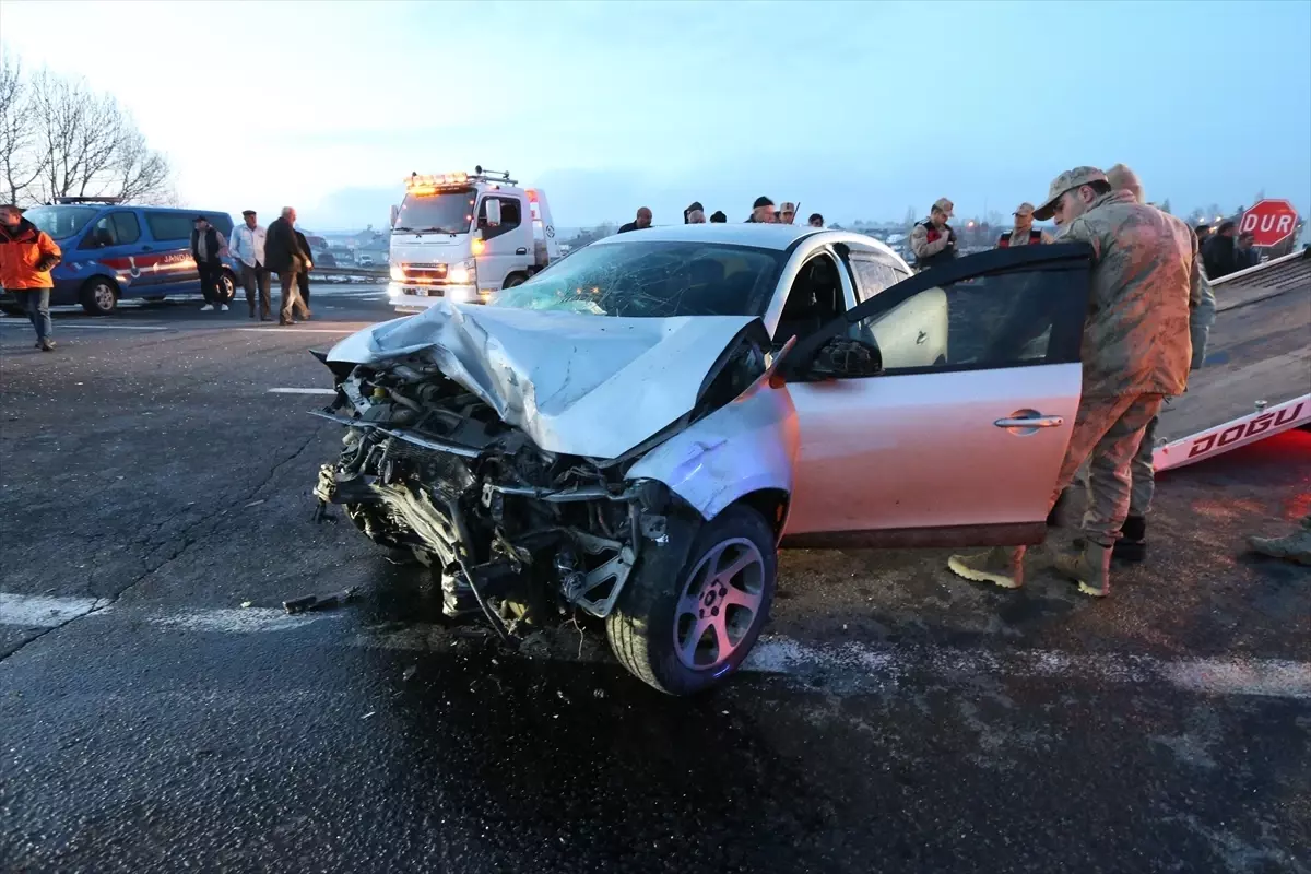 Kars'ta iki otomobilin çarpışması sonucu 6 kişi yaralandı