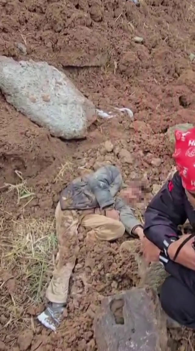 The rescue worker who found the missing child buried explained the moments: There were 7 stones as big as rocks on him