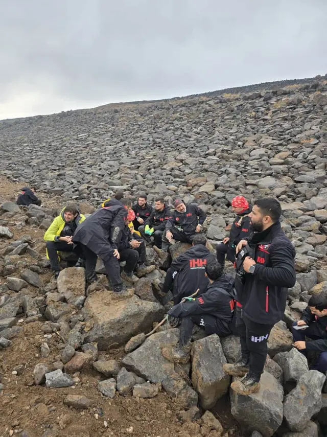 The rescue worker who found the missing child buried explained the moments: There were 7 stones as big as rocks on him