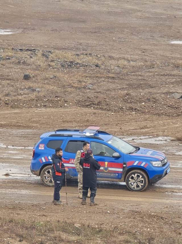 The rescue worker who found the missing child buried explained the moments: There were 7 stones as big as rocks on him