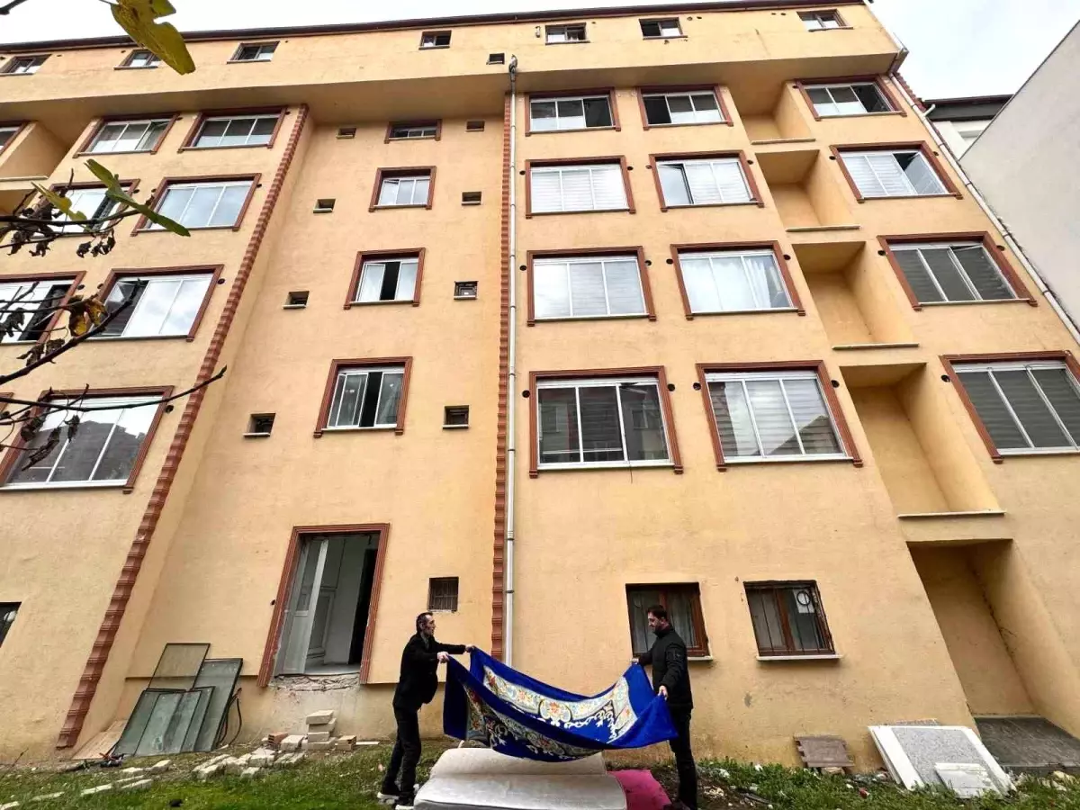 Mahsur kalan kedi için yatak taşıyıp battaniye gerdiler