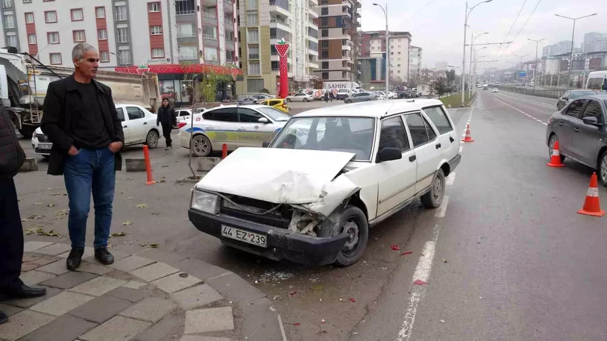 Malatya'da iki otomobil çarpıştı: 2 yaralı