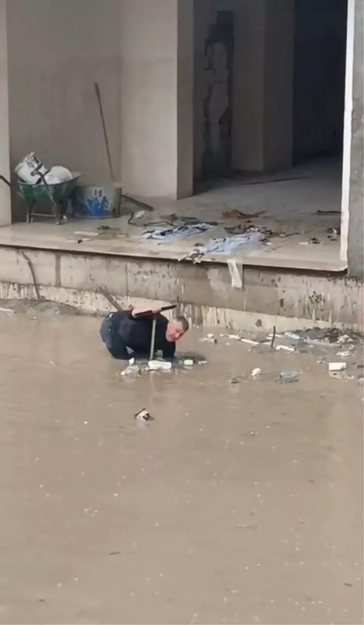 Mardin'de sağanak nedeniyle cadde ve sokaklar göle döndü