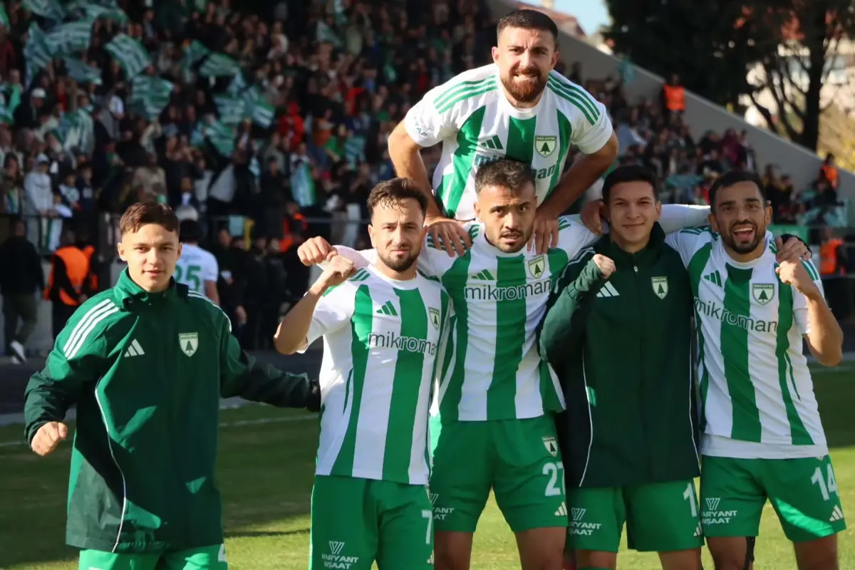 Muğlaspor, Batman Petrolspor'u 2-0 yenerek zirve yarışında iddialı