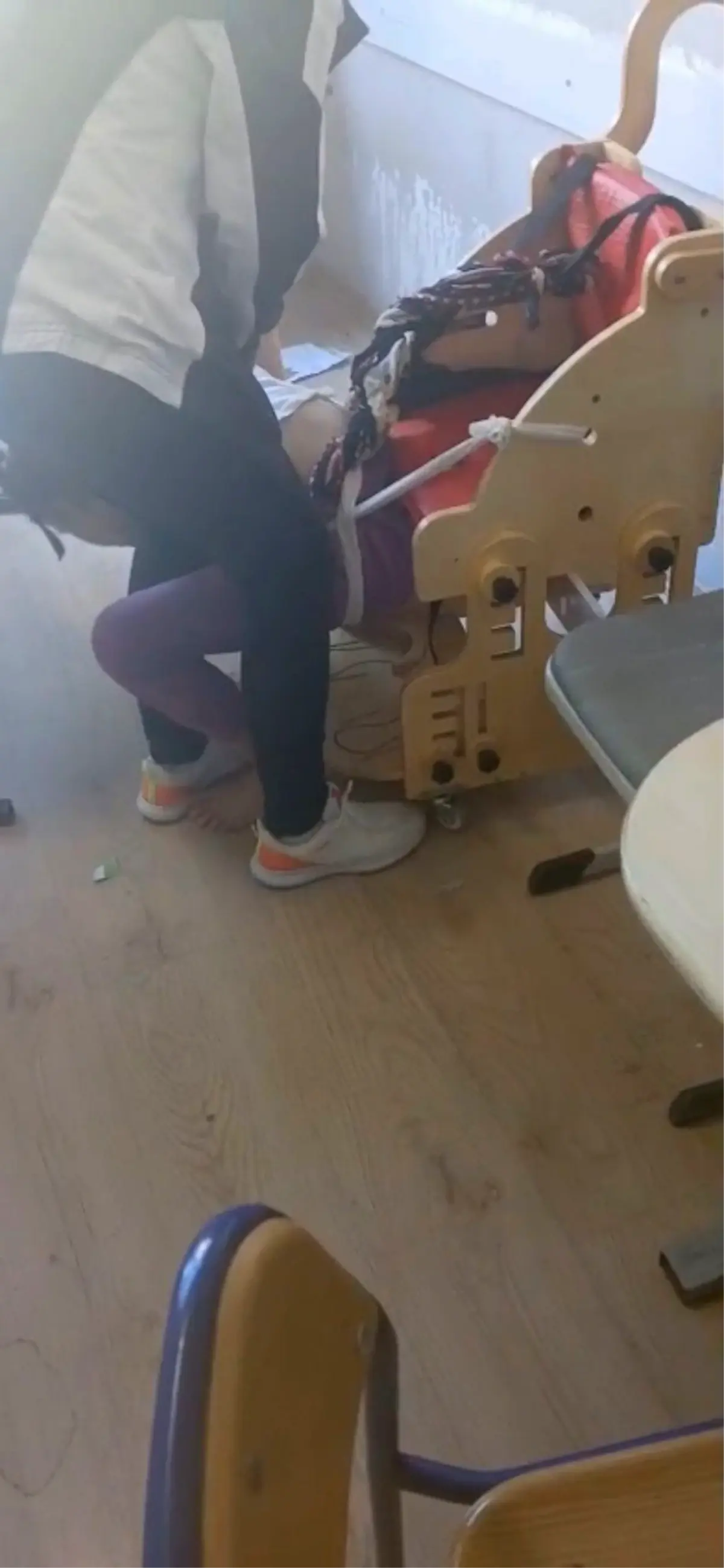 Bursa'da Otizmli Öğrenciler Sıralara Bağlanarak Ders İşleniyor