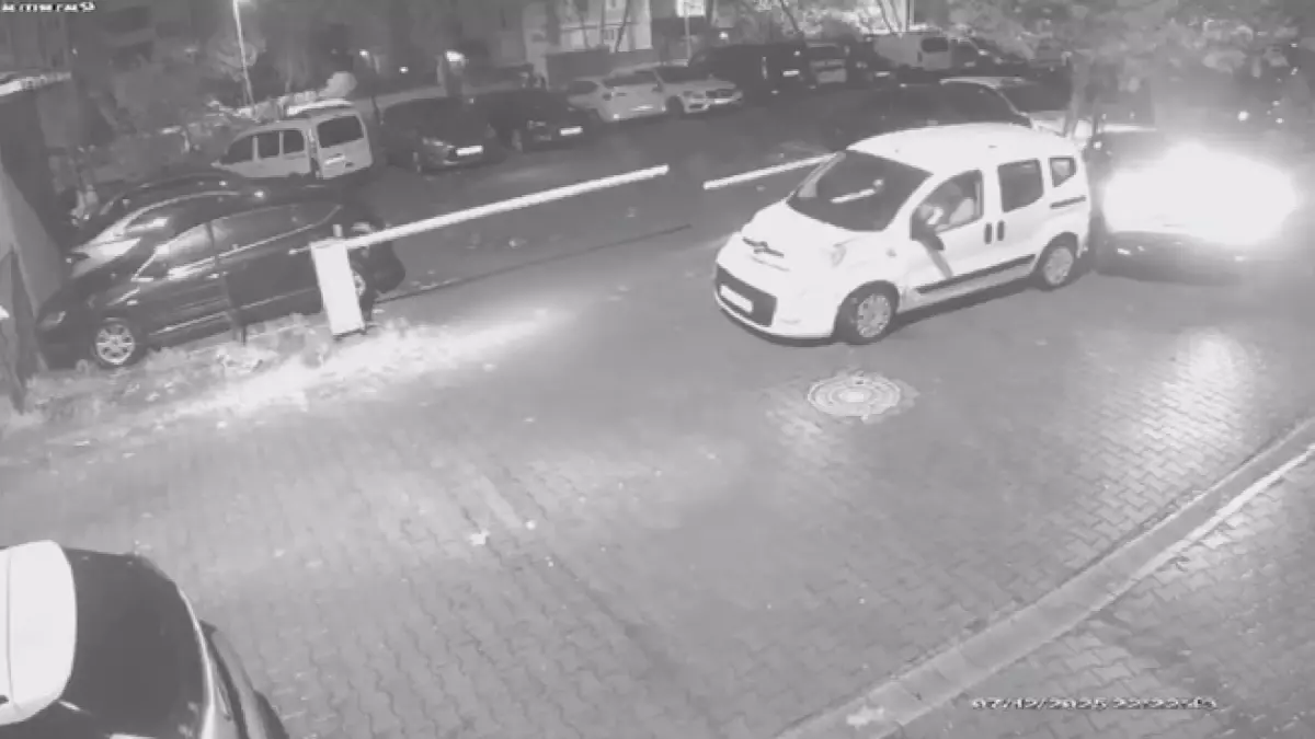 Pendik'te 2 kişiye çarpan alkollü sürücü kaçmaya çalıştı, 7 araca daha çarptı; kaza kamerada