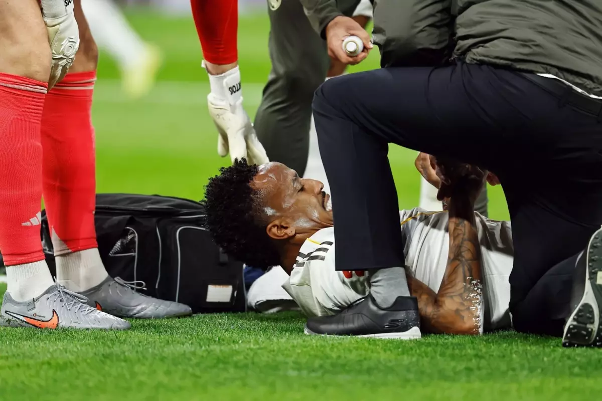 Real Madrid'de deprem! Yıldız futbolcu sezonu kapattı gibi