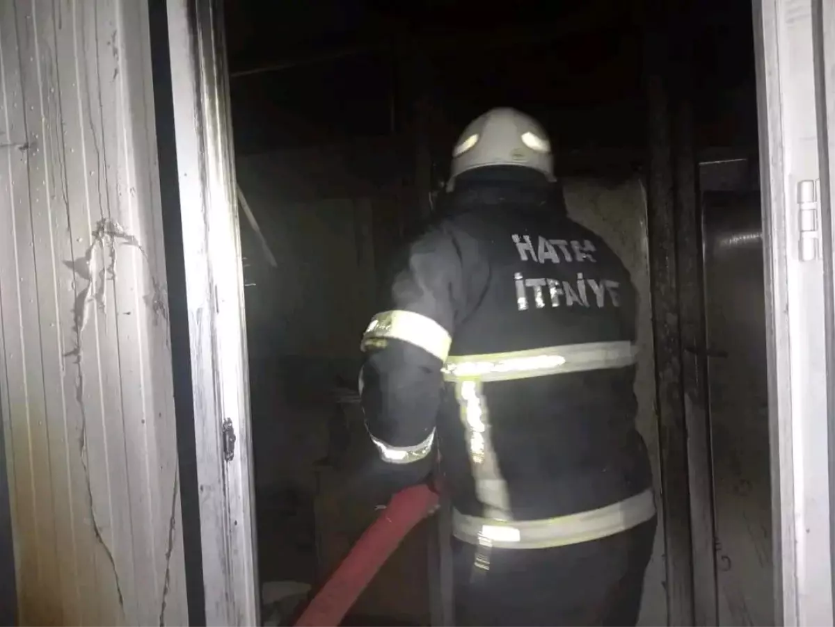 Samandağ'da yanan konteyner kullanılamaz hale geldi