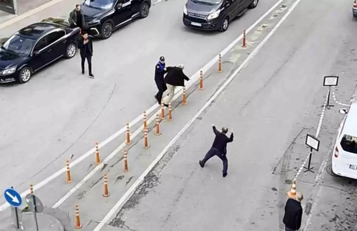Samsun'da iki yaşlı adamın kavgasını araya girenler önledi