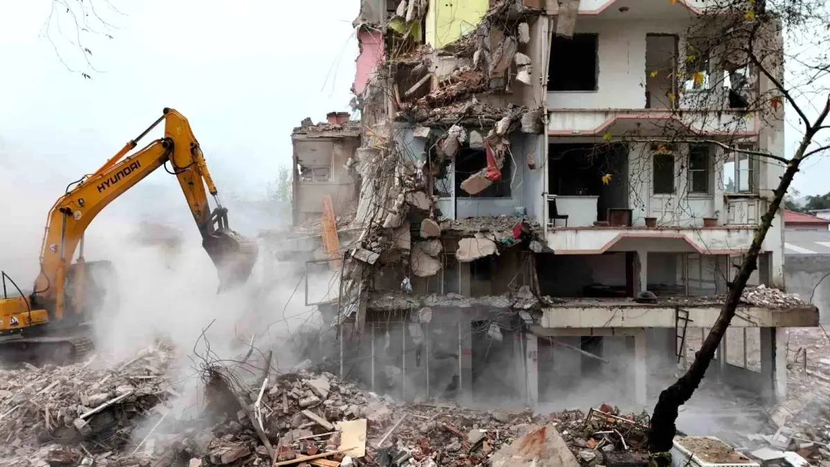 Sındırgı'da deprem sonrası yıkımlar yeniden başladı