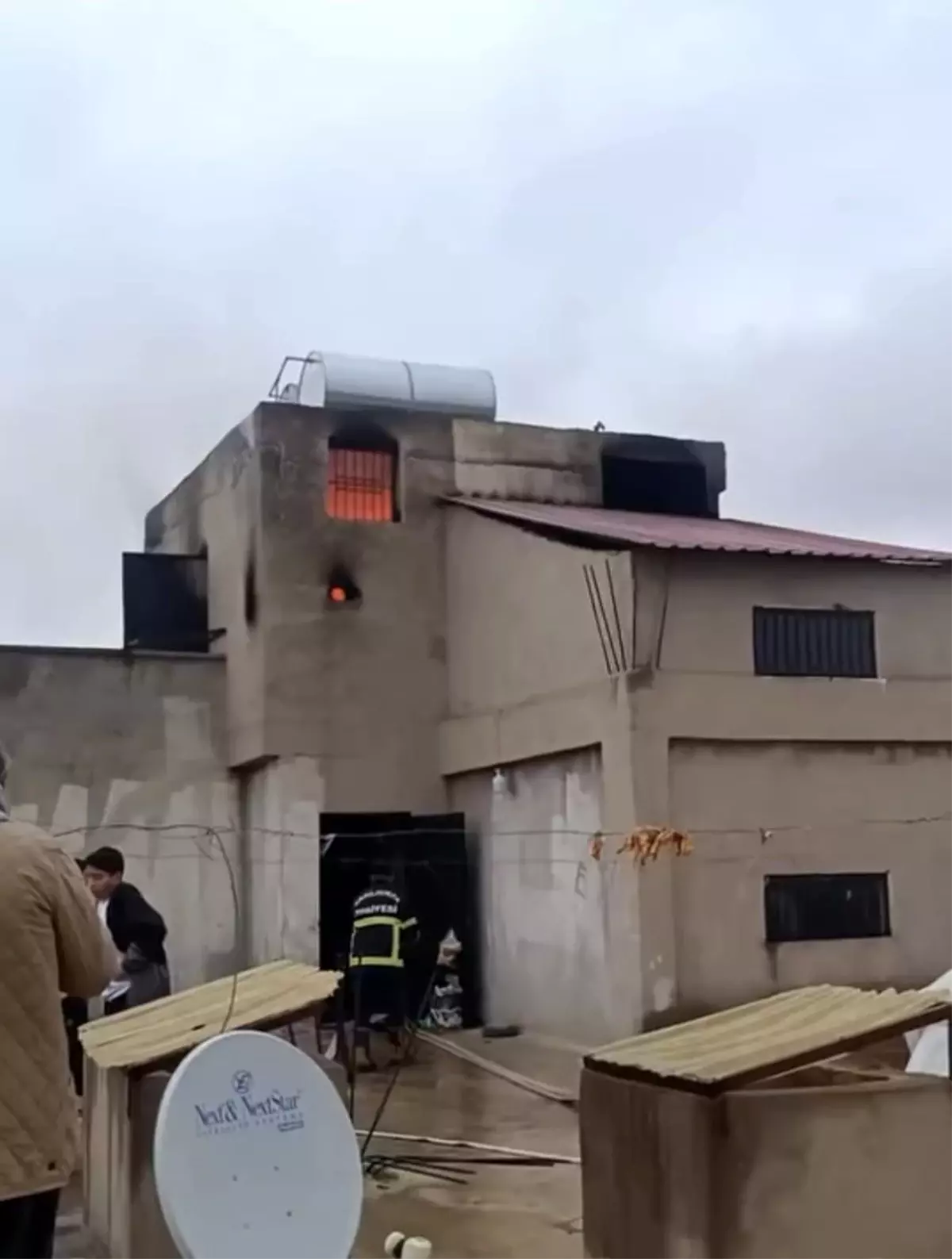 Siverek'te apartmanda çıkan yangın paniğe neden oldu