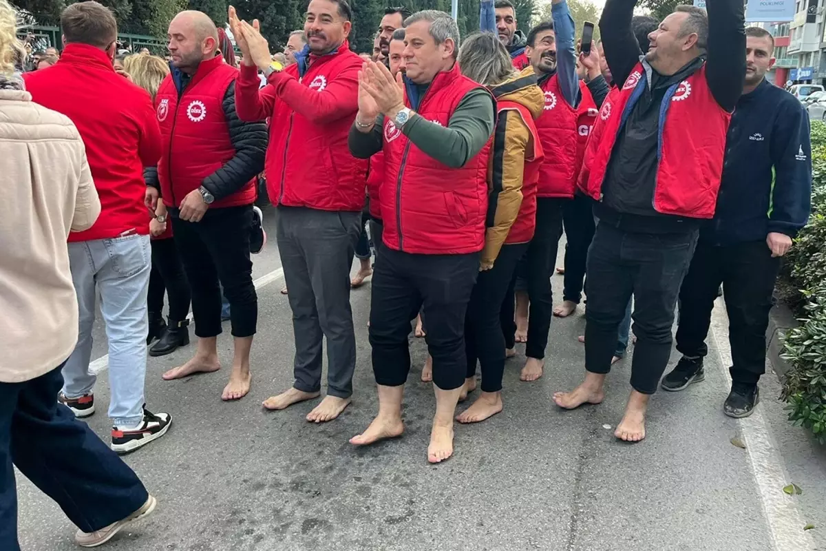 Sokağa çıkan herkes çıplak ayaklı eylemci gördü