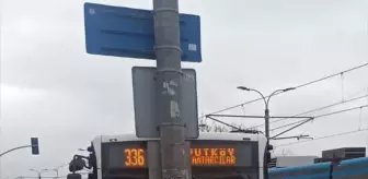 Sultangazi'de İETT otobüsü kayganlaşan yolda kaza yaptı