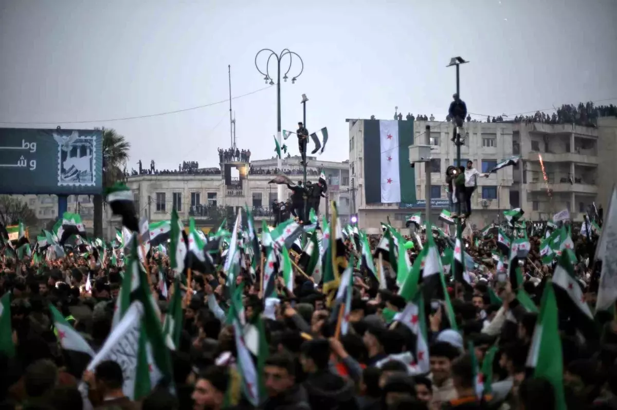 Suriyeliler Esad rejiminin devrilmesinin 1'inci yıl dönümünü Emevi Meydanı'nda kutladı