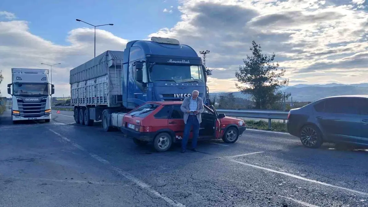 Tır, çarptığı otomobili 20 metre sürükledi