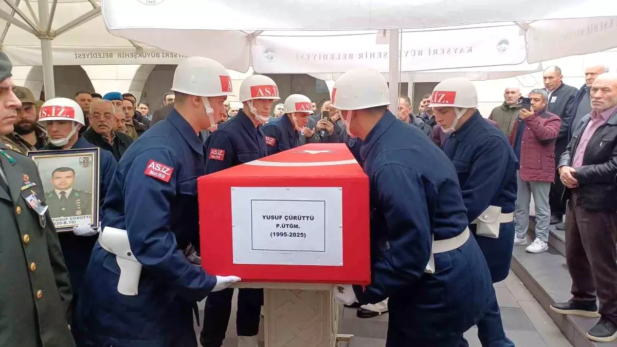 Trafik kazasında hayatını kaybeden genç üsteğmen toprağa verildi