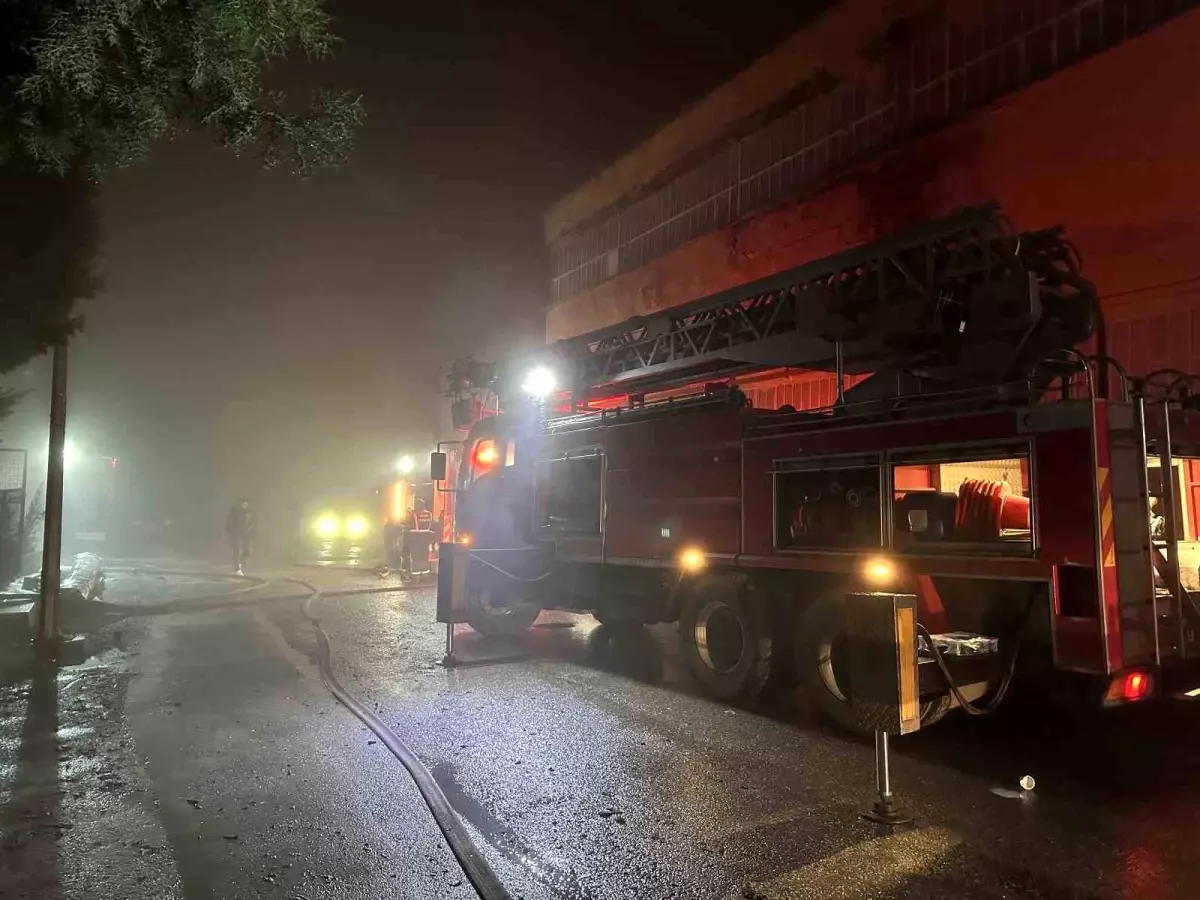 Uşak'ta poşet fabrikasında çıkan yangın söndürüldü