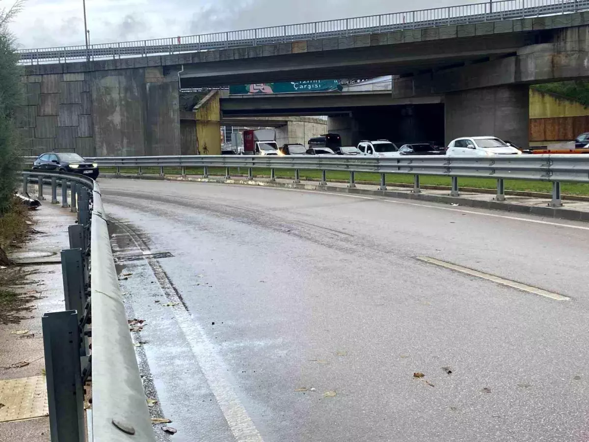 Yağışlı havada bariyere çarpan motosikletin sürücüsü hayatını kaybetti