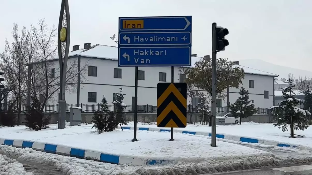 Yüksekova'da yoğun yağışlar uçak seferlerini durdurdu