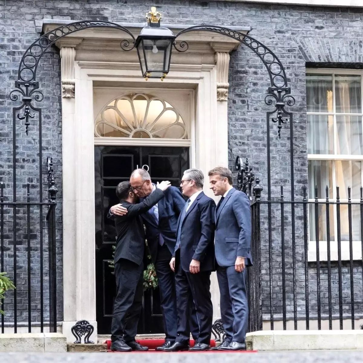 Zelenskiy: 'Londra'daki görüşmeler verimli geçti ve barış yönünde küçük bir ilerleme var'