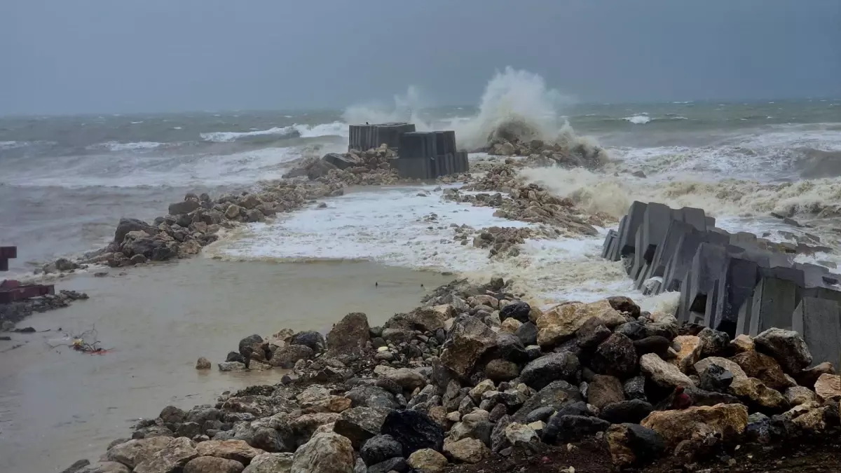 Zonguldak'ta fırtına nedeniyle dalga boyu 4 metreye ulaştı