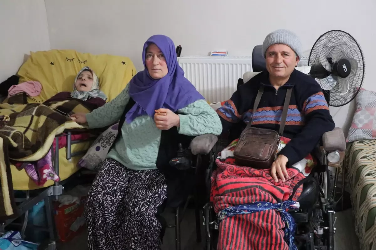 21 yıldır serebral palsili ablası ile ağabeyine bakıyor