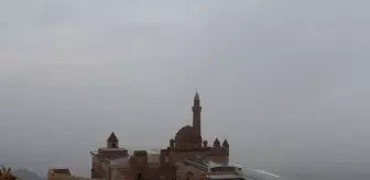 Ağrı'da İshak Paşa Sarayı'nın çevresi sisle kaplandı