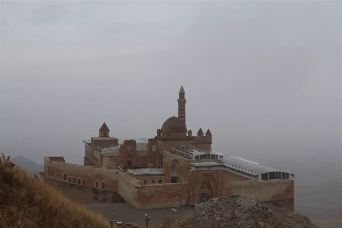 Ağrı'da İshak Paşa Sarayı'nın çevresi sisle kaplandı