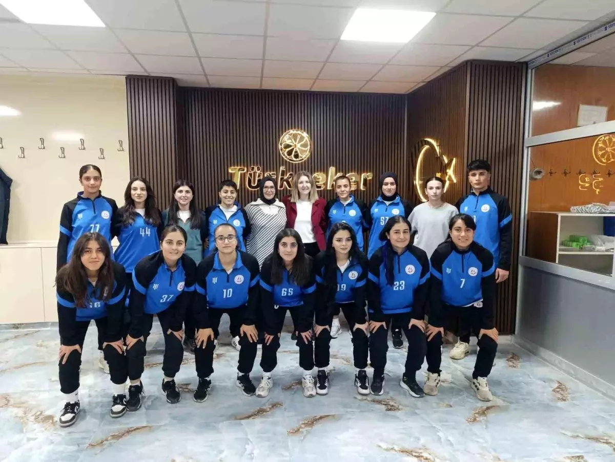 Ağrı'da kadın futbol takımına moral yemeği