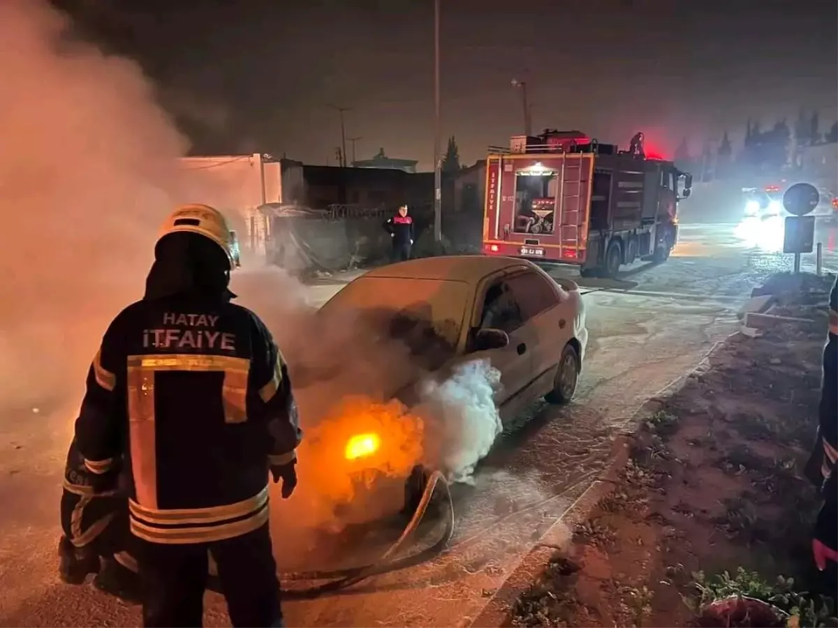 Antakya'da yanan otomobilde hasar oluştu