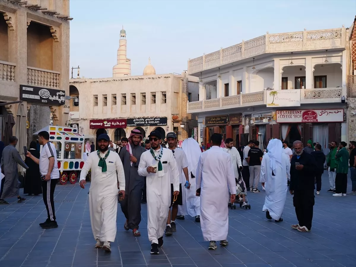 Arap Kupası taraftarları, Doha'daki tarihi çarşıya akın ediyor