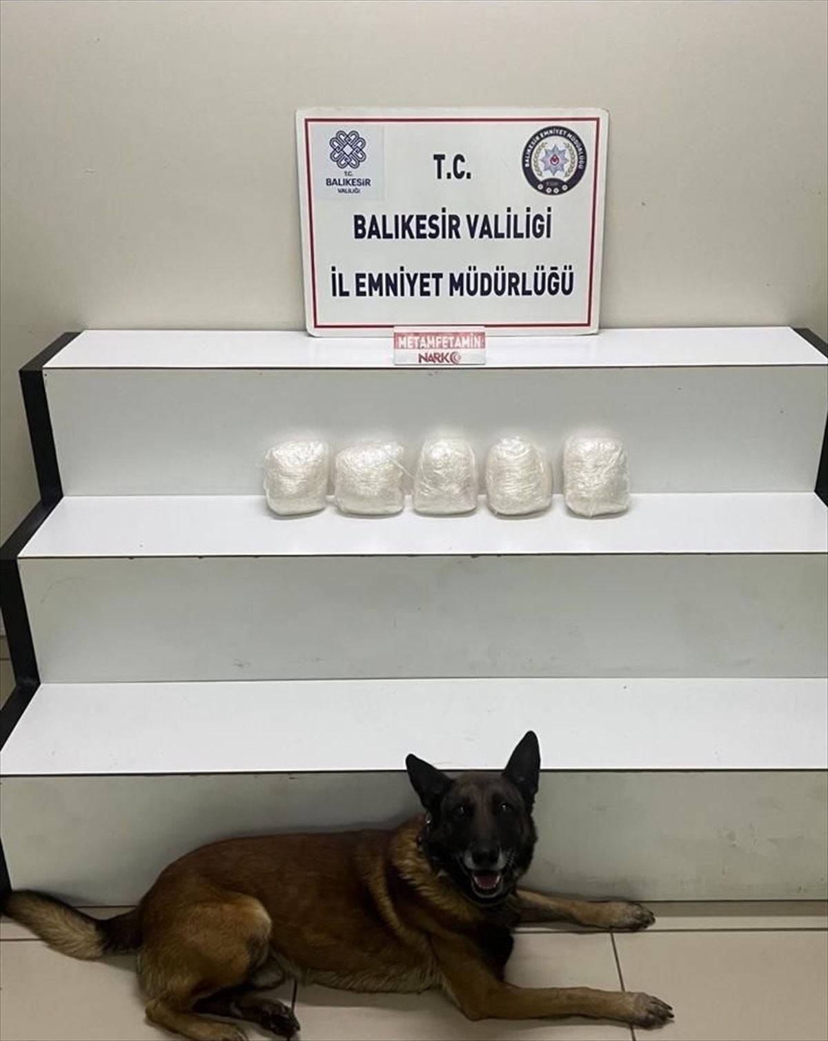 Balıkesir'de otomobilin bagajına gizlenmiş 5 kilogram uyuşturucu ele geçirildi