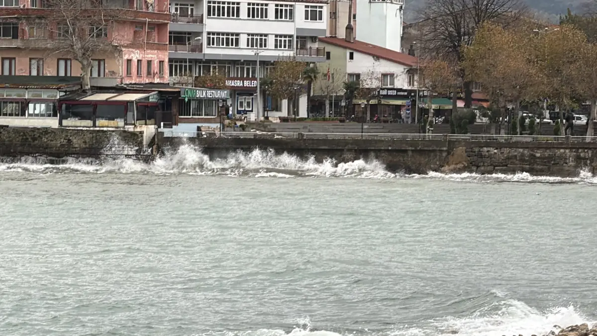 Bartın'da fırtına; dalga boyu 3 metreye ulaştı