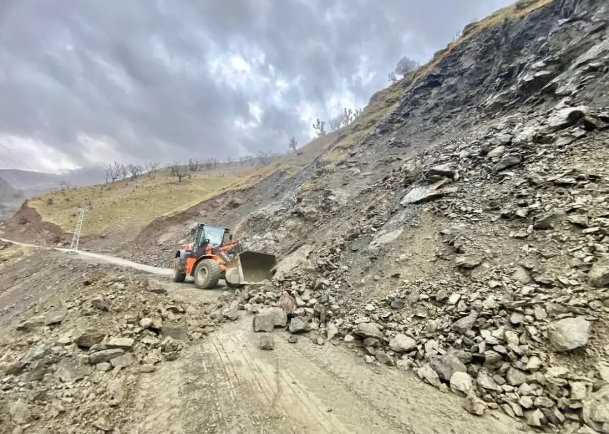 Batman'da heyelan nedeniyle kapanan yollar açıldı