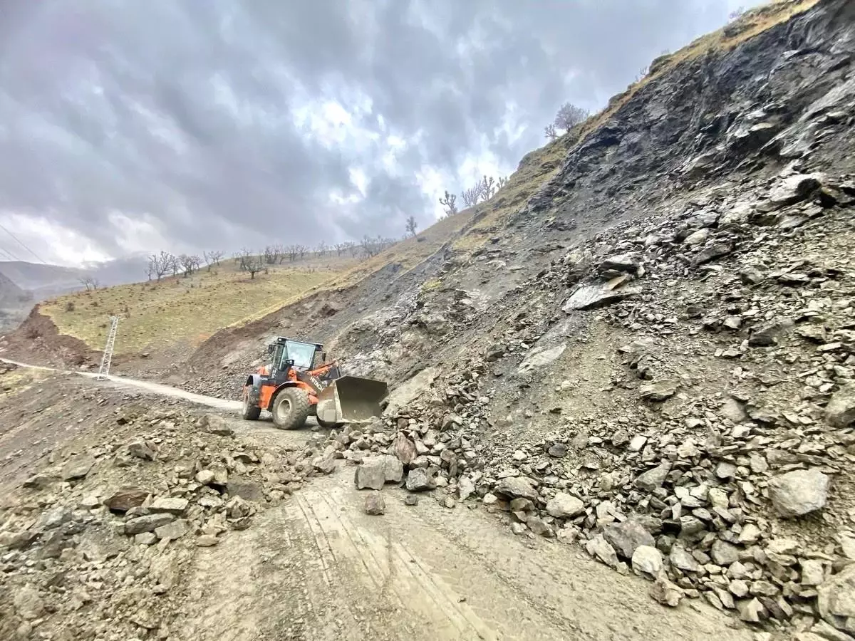 Batman'da şiddetli yağışlarla birlikte bazı köy ve mezra yolları ulaşıma kapandı