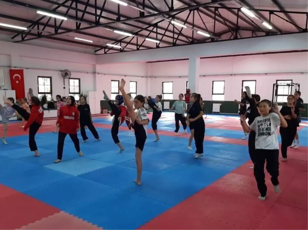 Bilecik'te taekwondo antrenmanları aralıksız sürüyor