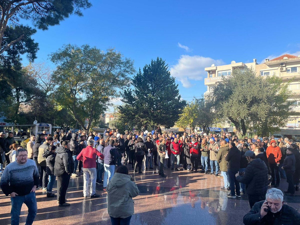 Buca Belediyesi'nde iş bırakan işçiler, haklarını istedi