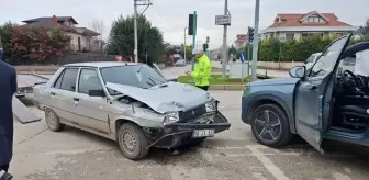 Bursa'da iki otomobilin çarpışması sonucu 2 kişi yaralandı