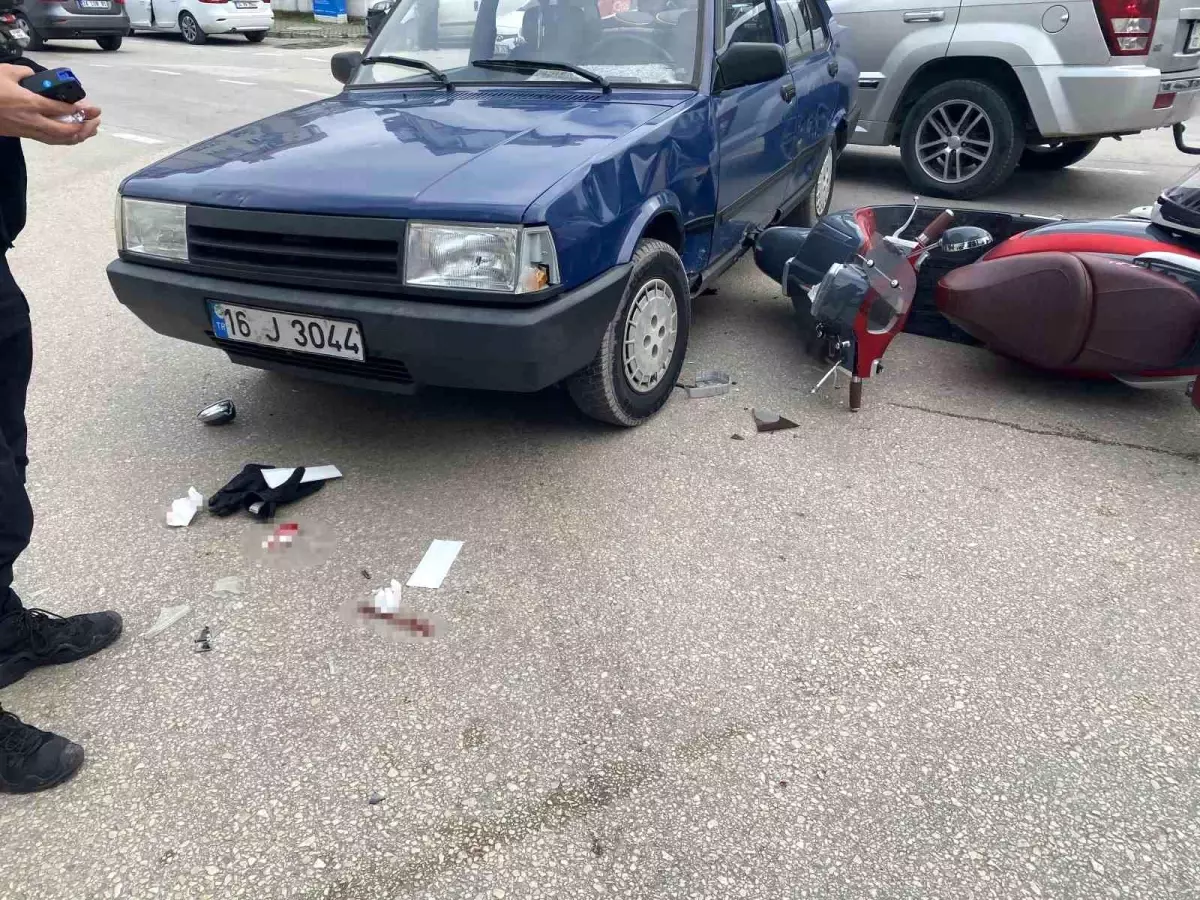 Bursa'da otomobile çarpan motosikletli ağır yaralandı