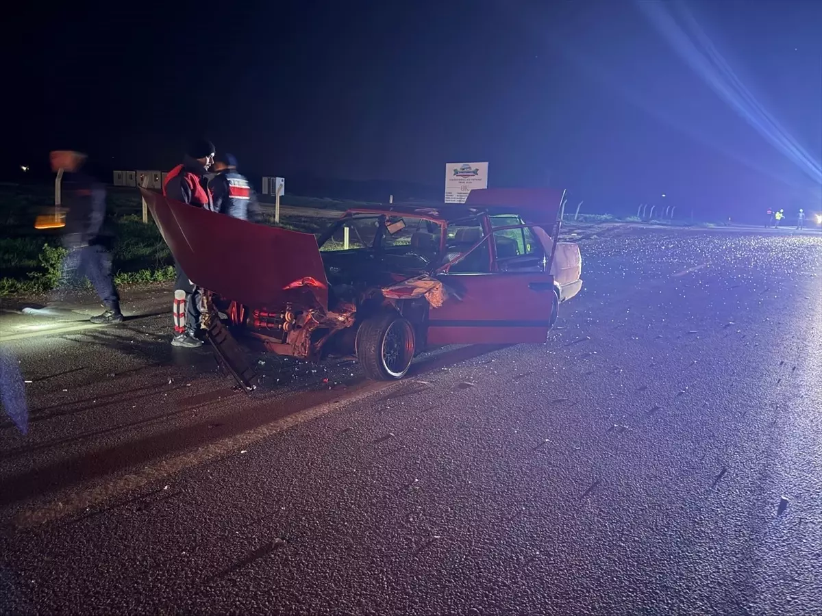 Çanakkale'de otomobilin motosiklete çarpması sonucu 3 kişi yaralandı