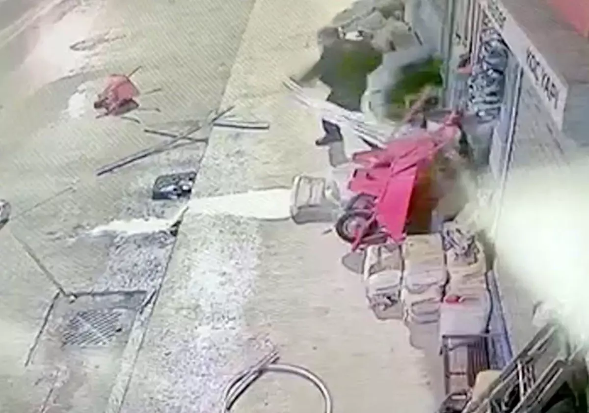 Çorum'da akılalmaz olay: Eline ne geçtiyse yola fırlattı