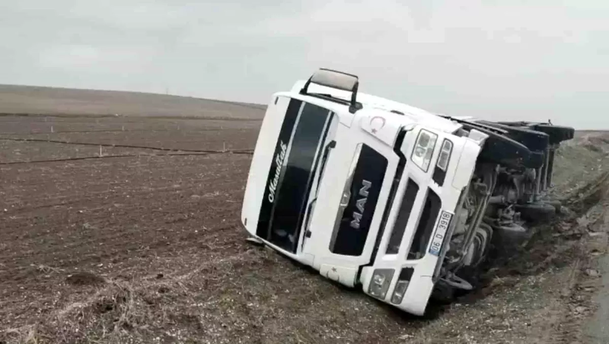 Çorum'da yoldan çıkan tanker yan yattı: 1 yaralı