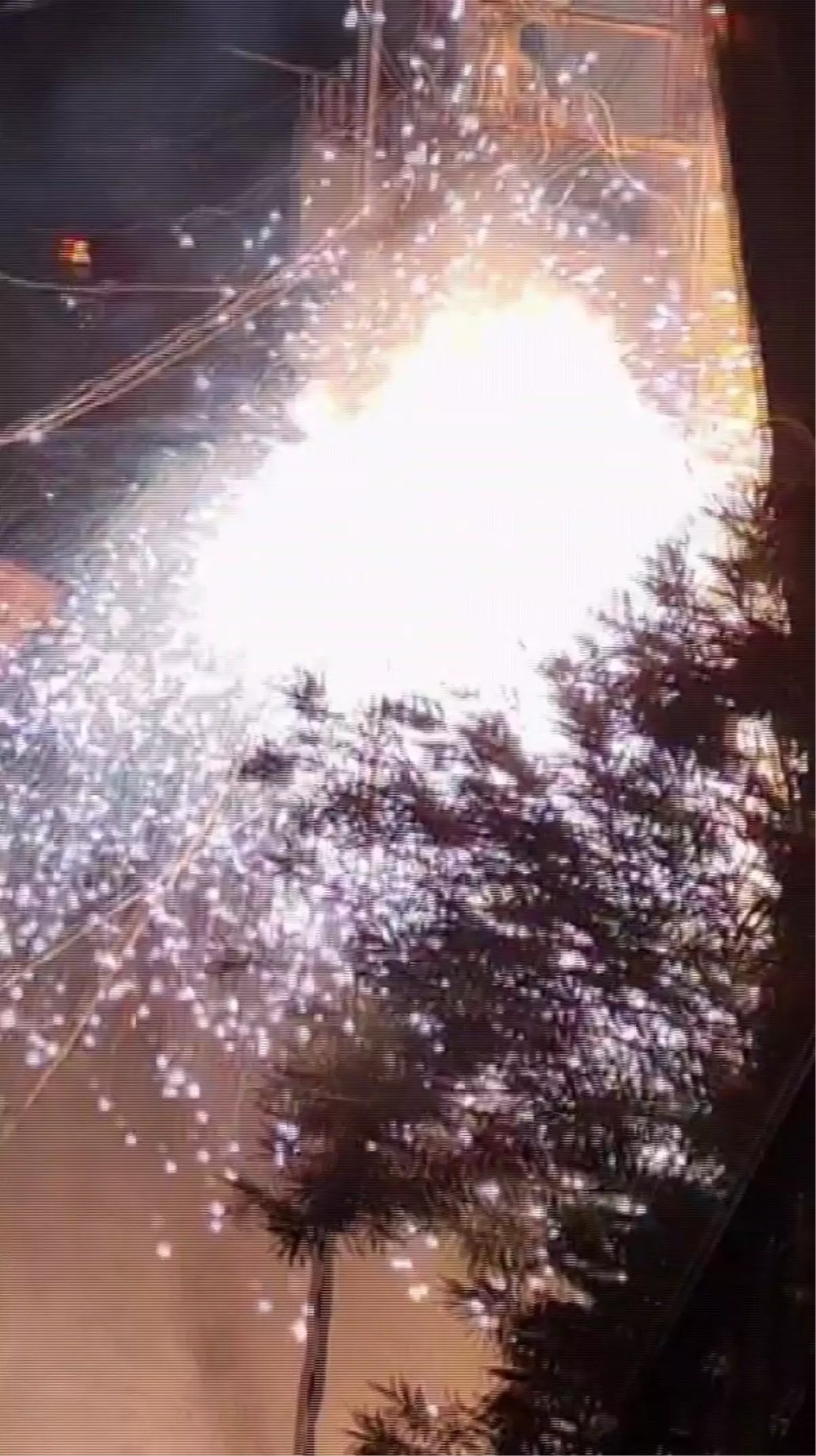 Elektrik kablolarında yaşanan patlama geceyi gündüze çevirdi