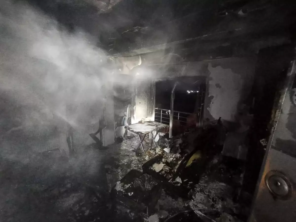 Elektrik kontağından çıkan yangında alevlere teslim olan ev kullanılmaz hale geldi