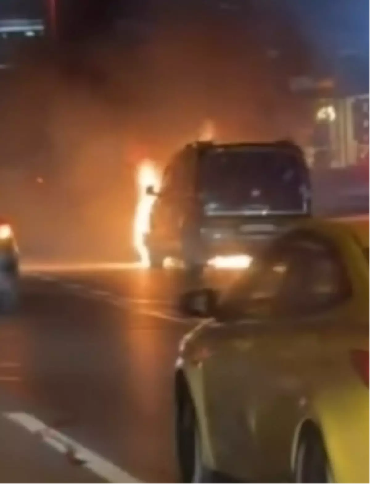 Esenyurt'ta hafif ticari araç alev alev yandı